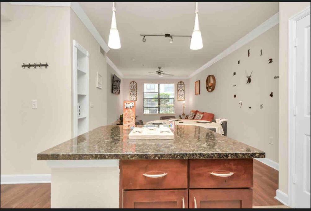 Luxury 1Bedroom/Pool View/ Galleria W/Study Desk Houston Esterno foto