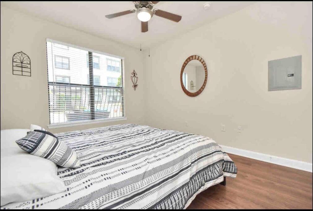 Luxury 1Bedroom/Pool View/ Galleria W/Study Desk Houston Esterno foto