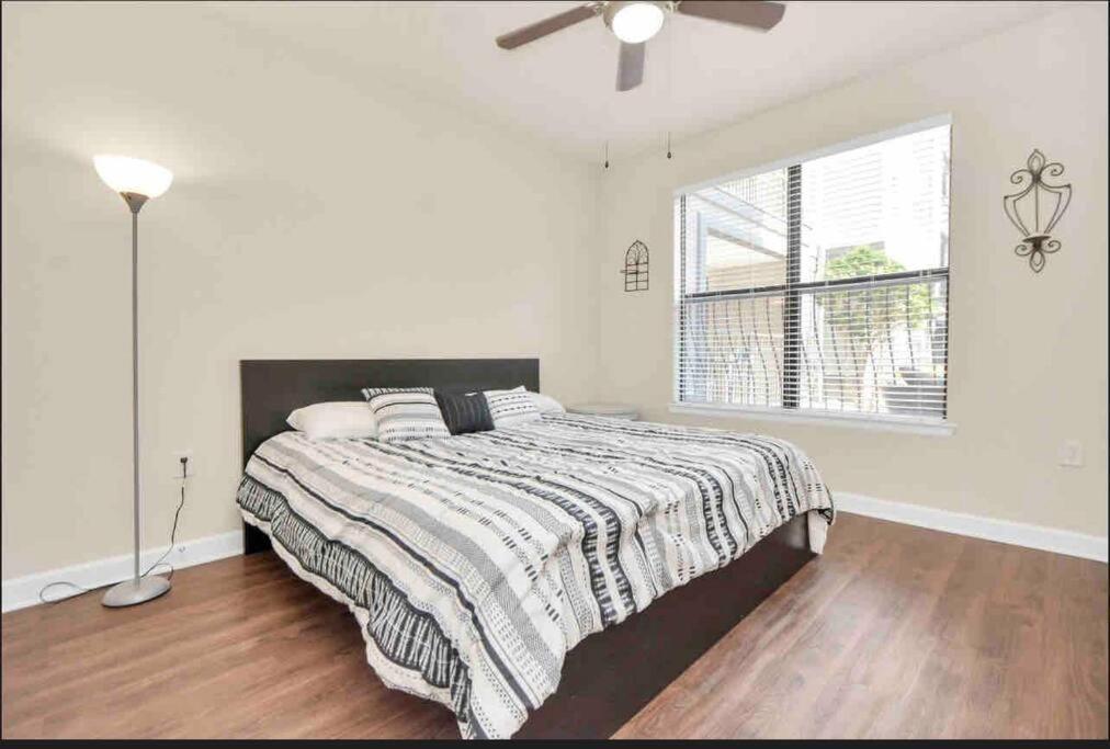 Luxury 1Bedroom/Pool View/ Galleria W/Study Desk Houston Esterno foto