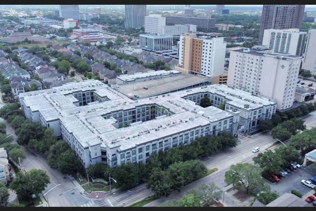 Luxury 1Bedroom/Pool View/ Galleria W/Study Desk Houston Esterno foto