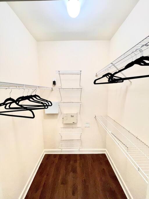 Luxury 1Bedroom/Pool View/ Galleria W/Study Desk Houston Esterno foto