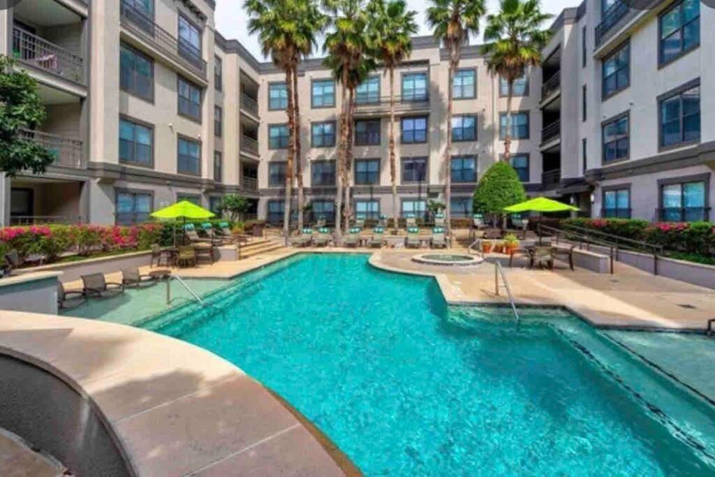 Luxury 1Bedroom/Pool View/ Galleria W/Study Desk Houston Esterno foto